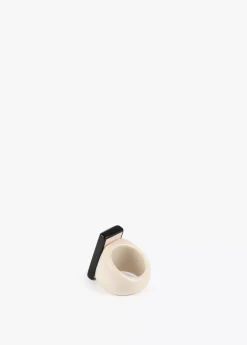 Anillo blanco y negro