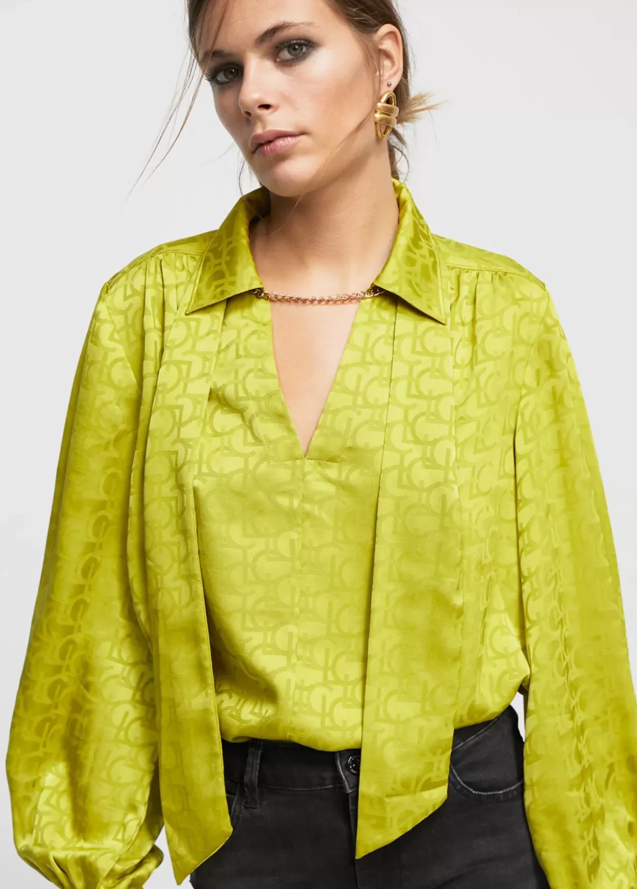 Blusa con lazo