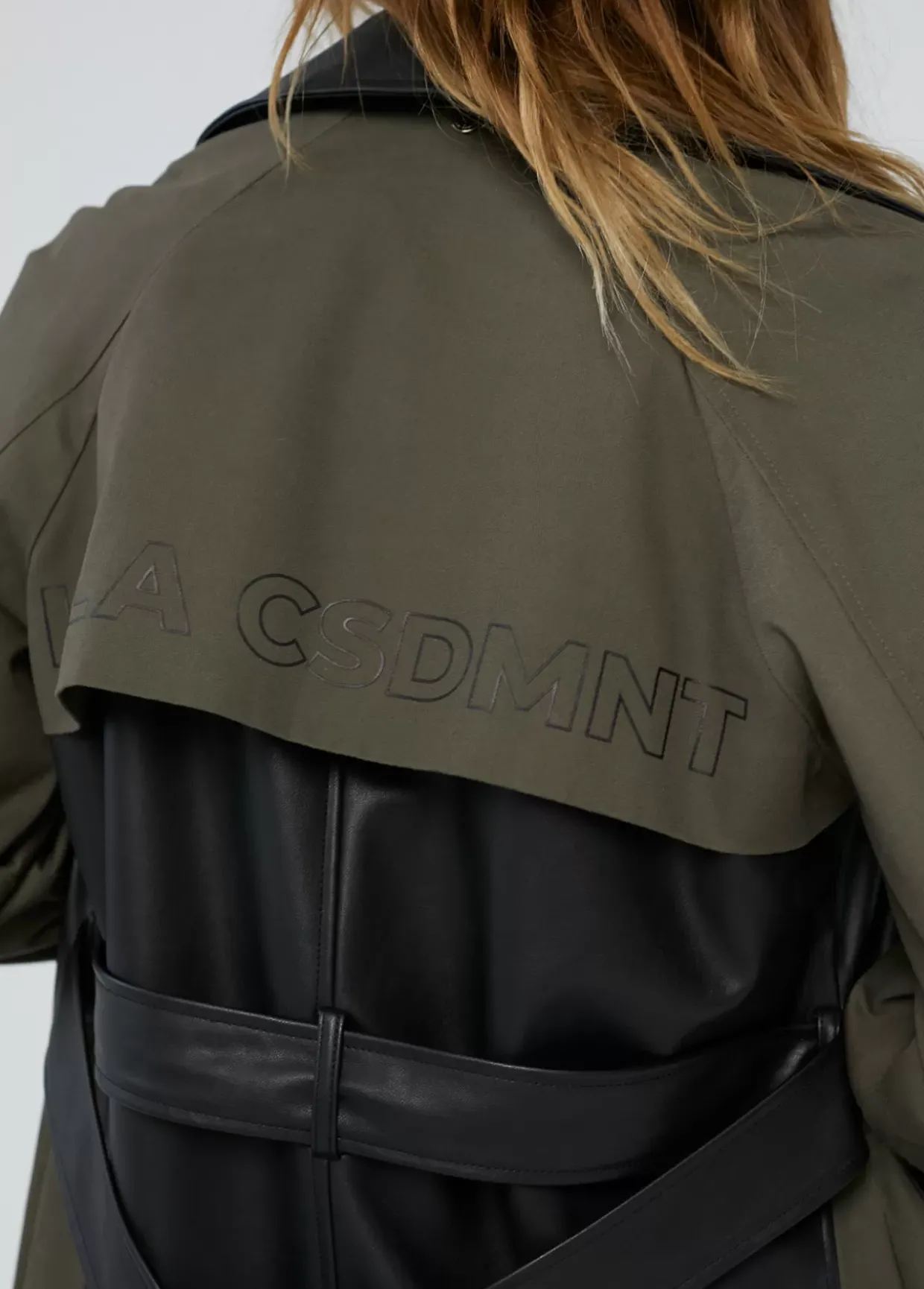 Gabardina combinada efecto piel