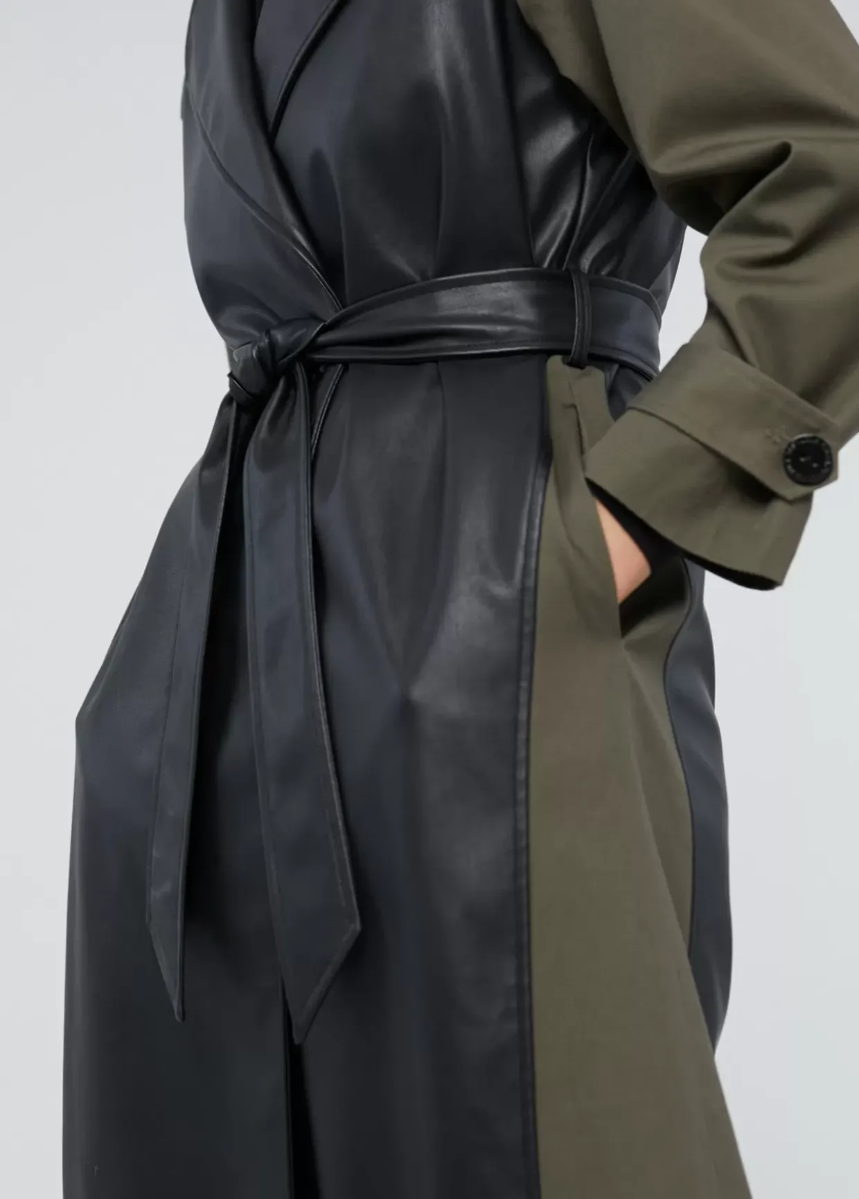 Gabardina combinada efecto piel