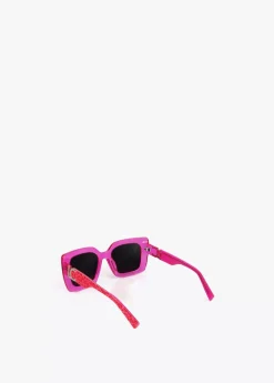 Gafas de sol fabricadas en acetato con forma cuadrada. Varillas personalizadas.