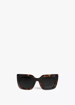 Gafas de sol fabricadas en acetato con forma cuadrada. Varillas personalizadas.