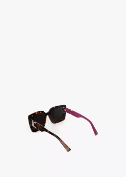 Gafas de sol fabricadas en acetato con forma cuadrada. Varillas personalizadas.