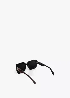 Gafas de sol fabricadas en acetato con forma cuadrada. Varillas personalizadas.
