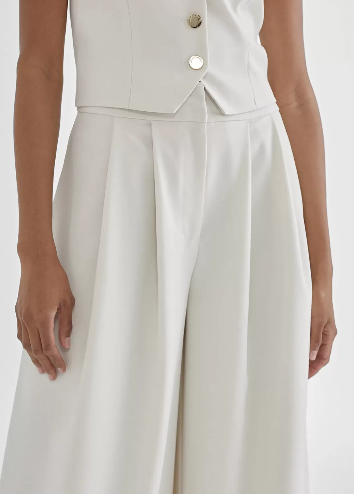 Pantalón ancho y fluído