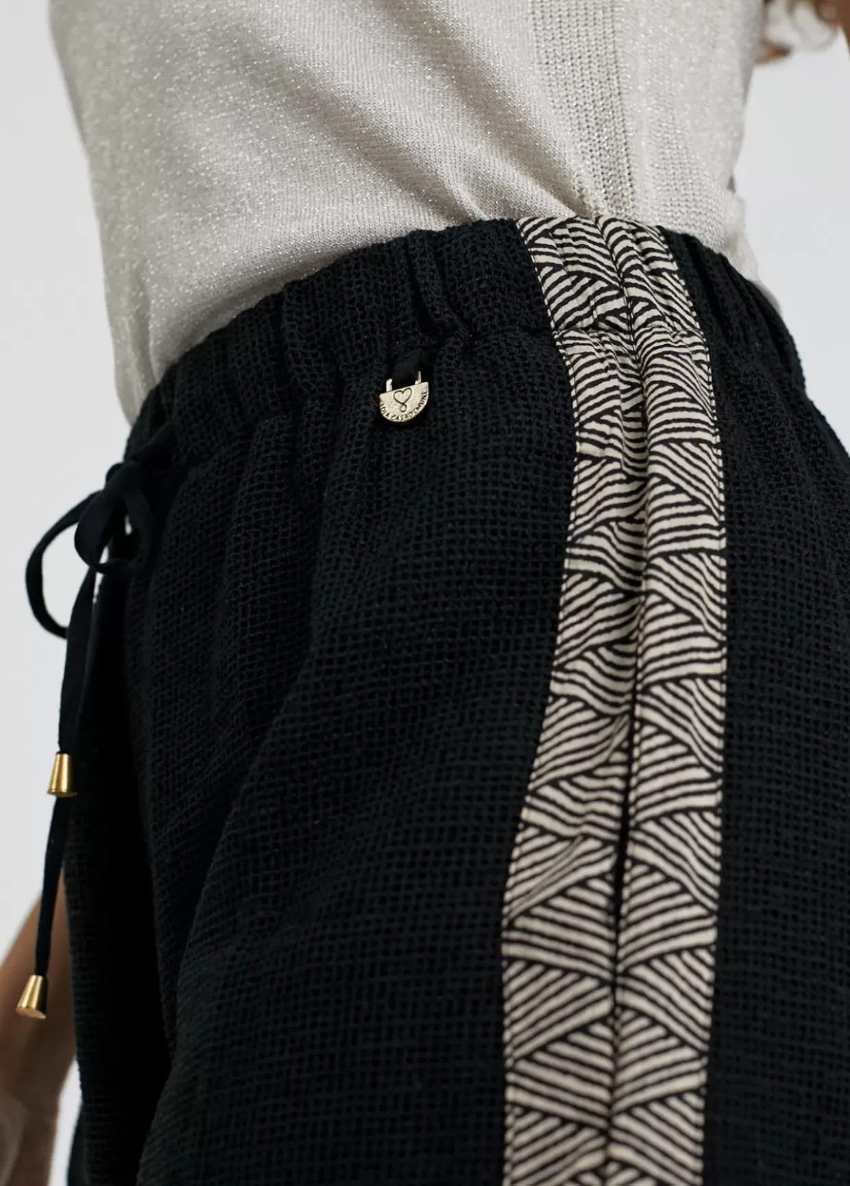 Pantalón con detalle lateral