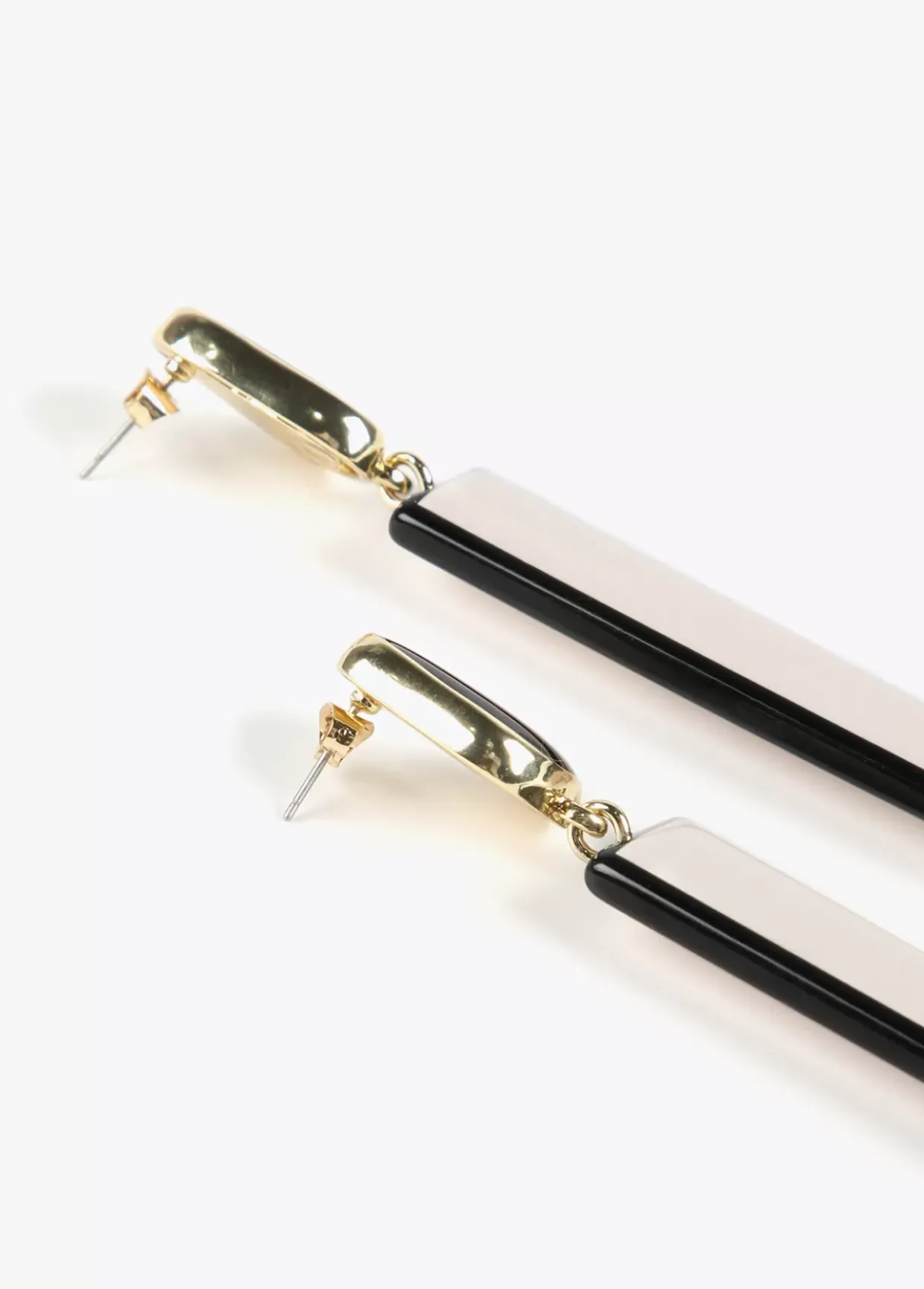 Pendientes blanco y negro