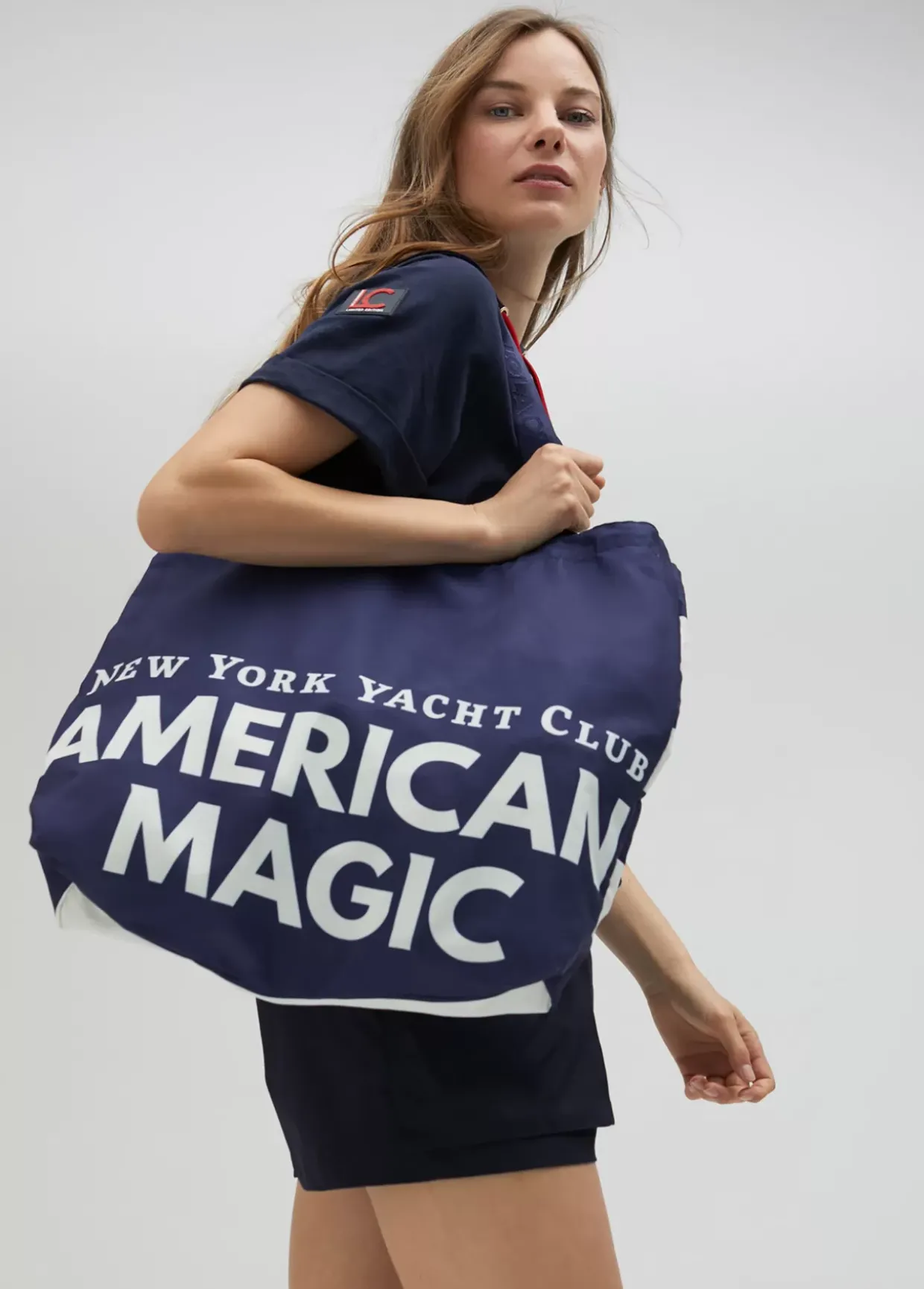 Tote bag de color azul American Magic - Lola Casademunt